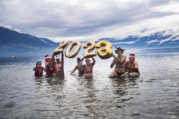 Várias pessoas ao redor do mundo decidiram comemorar com um mergulho a chegada de 2023. Na Suíça, muitos entram em águas congelantes em todo 1º de janeiro