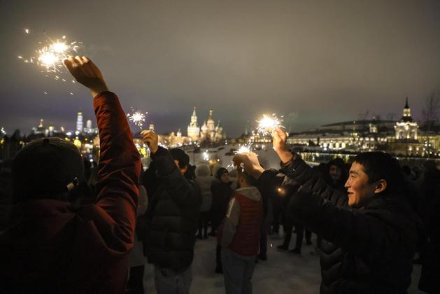Sem fogos de artifício, os moradores de Moscou, capital da Rússia, foram à Praça Vermelha para celebrar a passagem de ano. A prefeitura local decidiu cancelar as festividades por conta da guerra na Ucrânia