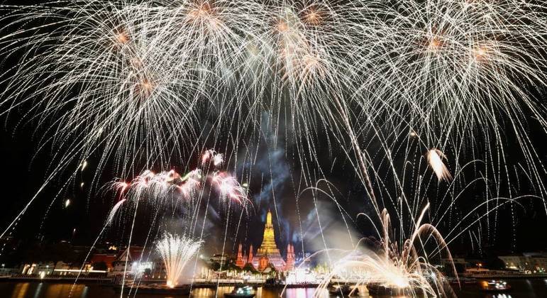 Com uma diferença de dez horas para o Brasil, em Bangkok, os tailandeses já celebraram a chegada do ano novo. A população da capital se reuniu diante do rio Chao Phraya para assistir a queima de fogos