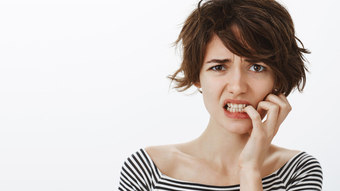 Nail biting can be a response to boredom and anxiety;  See tips on how to stop – photos