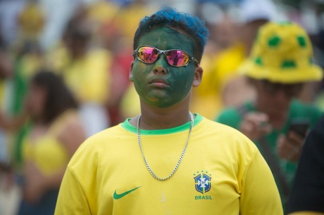 Ansioso, o torcedor acompanhava a dificuldade brasileira durante o primeiro tempo.