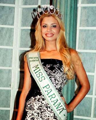 Antes da fama, trabalhou como modelo e até ganhou alguns prêmios. Em 2004, ganhou o Miss Paraná, o que a classificou para o Miss Brasil, competição em que terminou em terceiro lugar, só atrás das representantes do Rio Grande do Sul e de Minas Gerais. 
