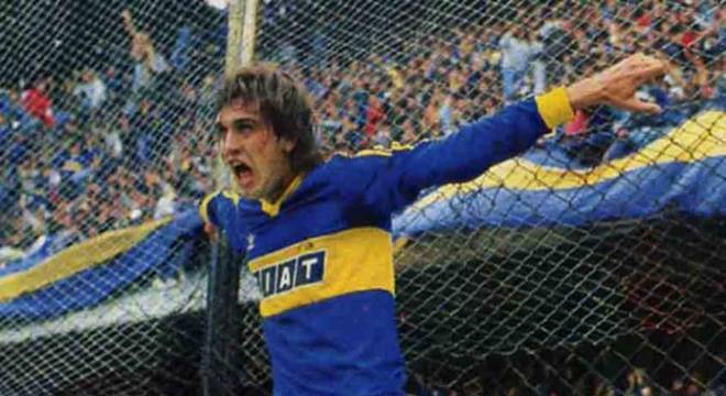 Antes de brilhar na Europa, o atacante Gabriel Batistuta, o 'Batigol', trocou o River Plate pelo Boca Juniors e revoltou os torcederoes dos Milionários. O jogador virou um dos ídolos dos Xeneizes