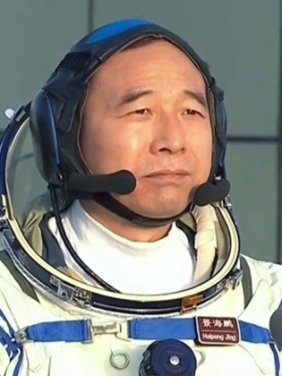 Antes de deixarem a estação, eles passaram o controle do laboratório para os membros da Shenzhou-17.