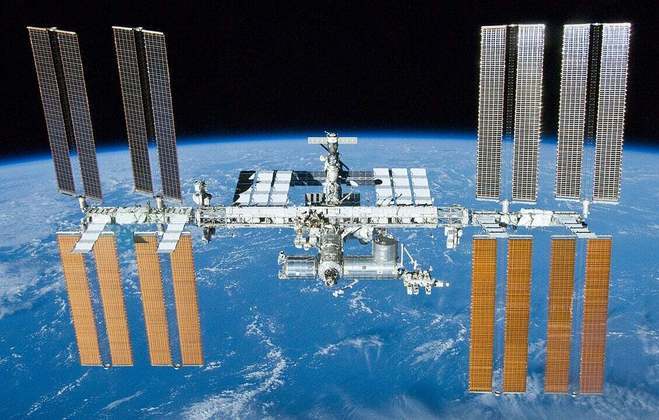Antes de iniciar o retorno à Terra na cápsula Crew Dragon, eles circundaram a ISS e tiraram diversas fotos de sua estrutura em diferentes perspectivas.