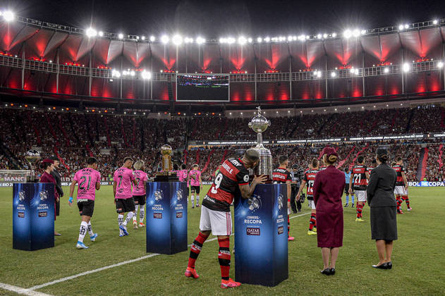 Antes mesmo de a bola rolar, nas entradas das equipes, Gabigol fez questão de beijar a taça da Libertadores, cujo título veio após dois gols seus contra o River Plate, na final (2 a 1). 