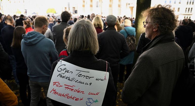 Mulher usa cartaz que pede o fim do terrorismo, em um comício organizado pelo Conselho Central dos Judeus da Alemanha, no Portão de Brandemburgo