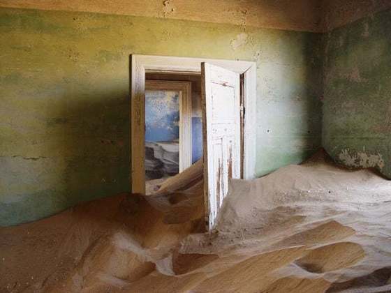 Antigamente, esse lugar no deserto de Namibe era próspero devido à mineração, mas com o tempo acabou se tornando uma “cidade fantasma”.
