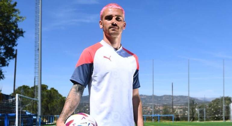 7. Antoine GriezmannO francês foi responsável por movimentar R$ 972 mil em quatro transferências. A mais expressiva foi em 2019, quando saiu do Atlético de Madrid para o Barcelona por R$ 648 mil
