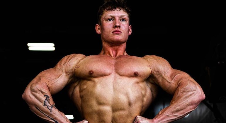 O jovem atleta ostenta os seus músculos avantajados nas redes sociais, onde já tem mais de 200 mil seguidores