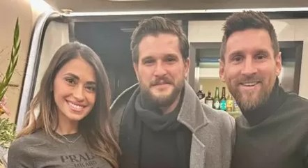 Antonela posou para foto com ator e Messi