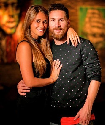 Antonela Roccuzzo - Casada com Lionel Messi desde 2017.  Nasceu em 26/2/1988, em Rosário, na Argentina.  Modelo, chegou a estudar Odontologia e Comunicação Social, mas não concluiu.