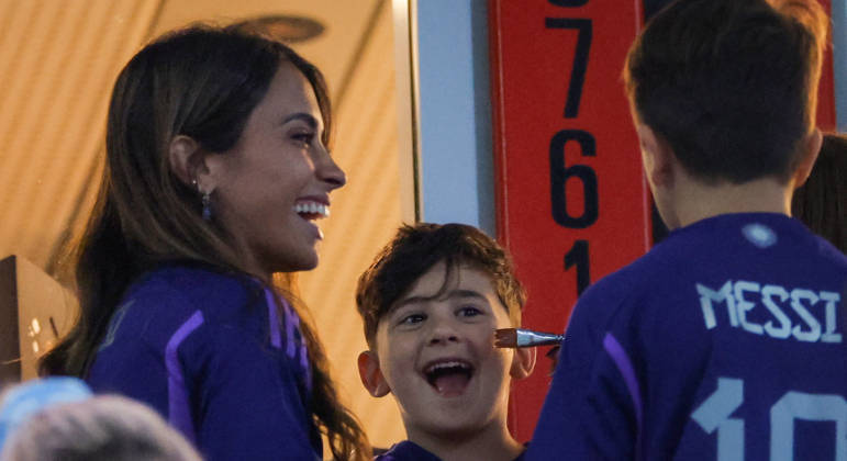 A esposa do camisa 10 da Argentina, Antonella Roccuzzo, assistiu ao jogo da seleção ao lado dos filhos, diretamente da arquibancada