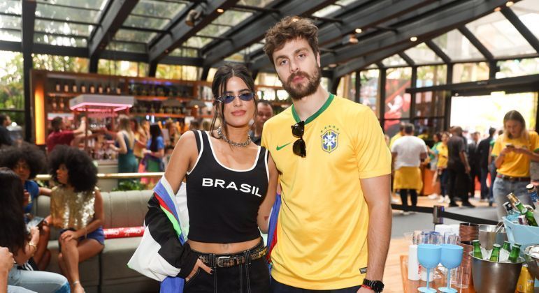 Antonia Morais e Paulo Dalagnoli assistem jogo do Brasil em festa