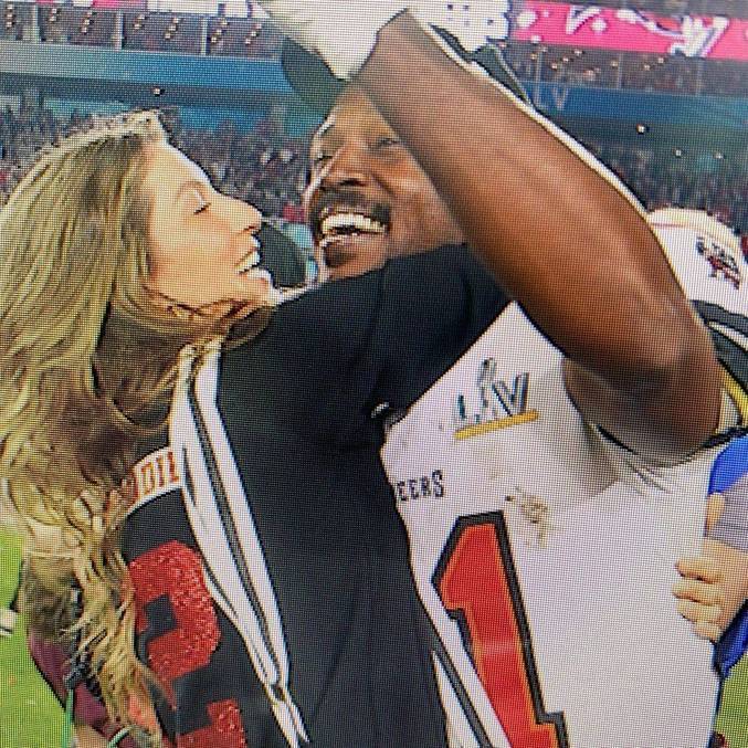A foto foi tirada no momento de comemoração de título do Super Bowl dos Tampa Bay Buccaneers, time de Brady e Brown
