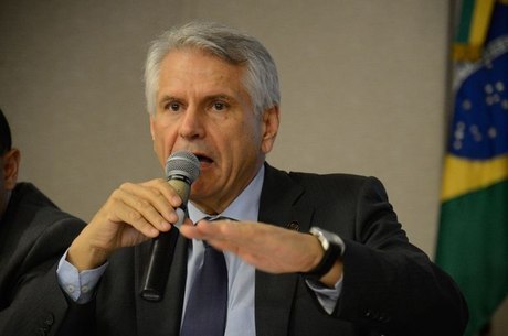Antônio Claret vai privatizar aeroportos paulistas