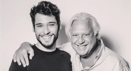 Bruno Fagundes aparece ao lado do pai, Antônio Fagundes
