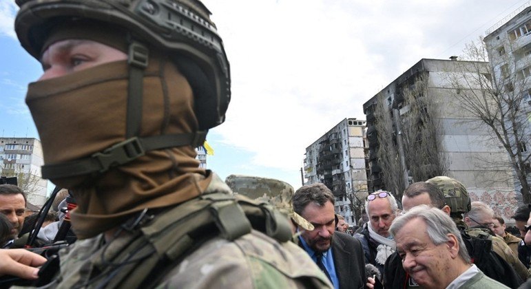 António Guterres (à dir.) visitou áreas destruídas por bombardeios durante a guerra