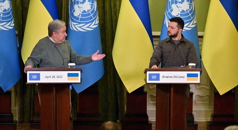 António Guterres (à esq.) em encontro com Volodmir Zelenski (à dir.) em Kiev