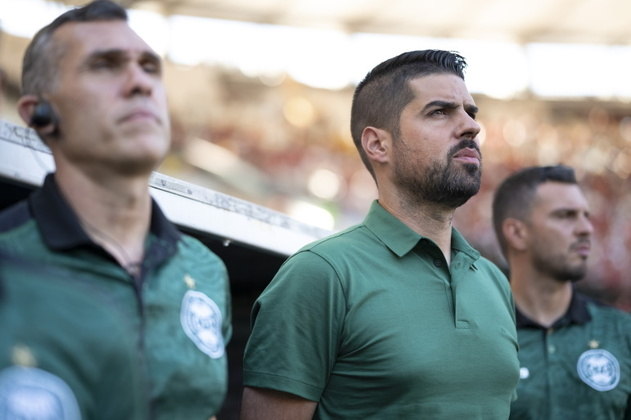 Passada apenas a primeira rodada do Campeonato Brasileiro, a primeira equipe a fazer mudança no comando técnico foi o Coritiba, que anunciou a demissão do português António Oliveira. Poucos dias depois, o Coxa firmou acordo com Antônio Carlos Zago para assumir o cargo de treinador da equipe principal