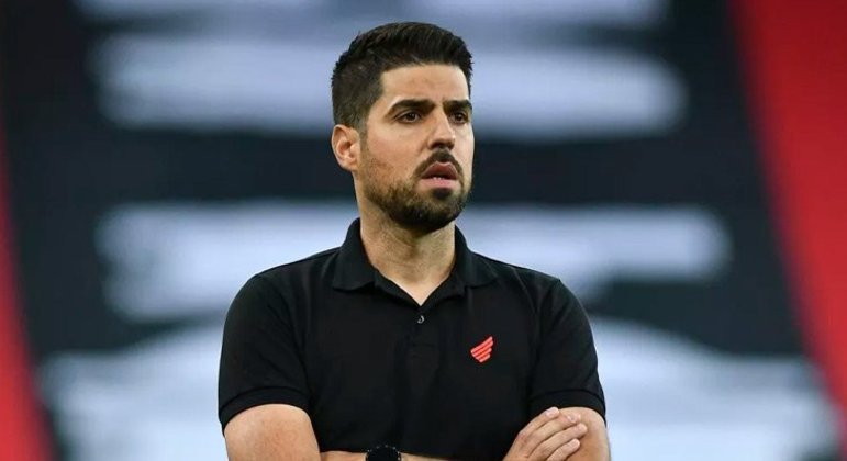 António Oliveira (Portugal) - 38 anos - Último clube: Athletico-PR - Desempregado desde setembro de 2021 - Chegou no Furacão em 2020 para ser auxiliar de Paulo Autuori. Assumiu como técnico na temporada de 2021, levou a equipe à semifinal da Sul-Americana e da Copa do Brasil, mas amargou resultados ruins, como a eliminação no Campeonato Paranaense para o Cascavel