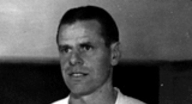 Antonio Sastre - O meia argentino disputou 129 jogos e marcou 56 gols entre os anos de 1943 e 1946 no So Paulo. Foi tricampeo paulista em 1943, 1945 e 1946.