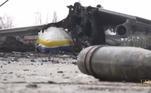 Após dias de batalha entre russos e ucranianos pelo controle da base aérea, um bombardeio destruiu parte das instalações do aeroporto e o hangar em que estava o Antonov An-225 Mriya. Era a única unidade do modelo em funcionamento no mundo