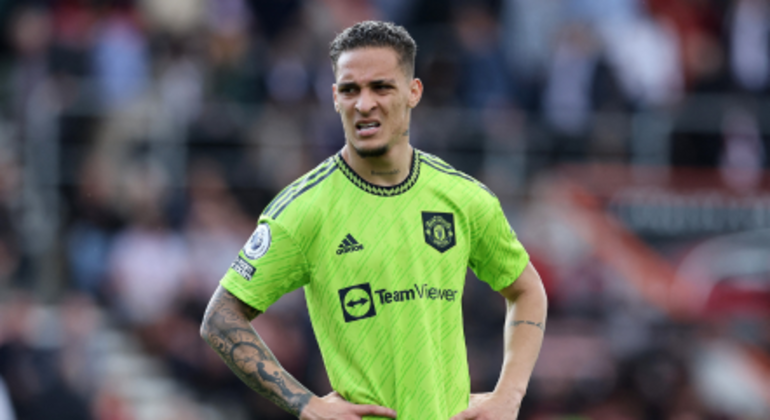 4. Pronunciamento de AntonyO domingo ainda contou com mais um pronunciamento de Antony sobre o afastamento do Manchester United, depois que as acusações de agressão que vêm sofrendo da ex-namorada se tornaram públicas. O jogador afirmou ser inocente e disse que o afastamento do clube aconteceu por 'decisão mútua para evitar distrações' 