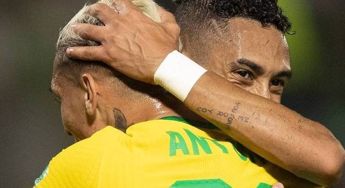Antony e Raphinha. A disputa será fundamental para o time titular do Brasil