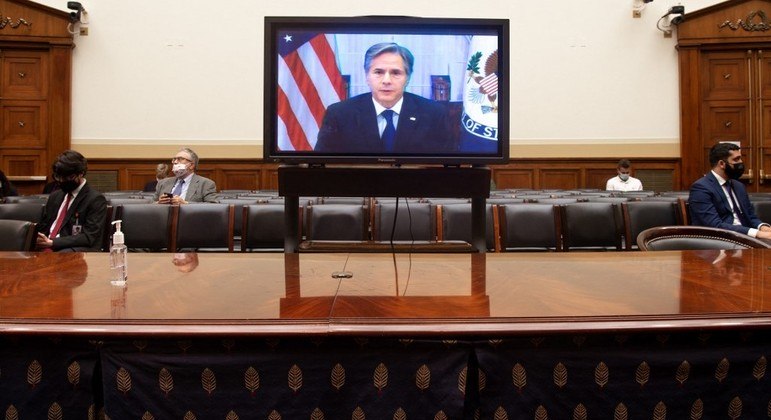 Antony Blinken compareceu virtualmente a interrogatório no Congresso