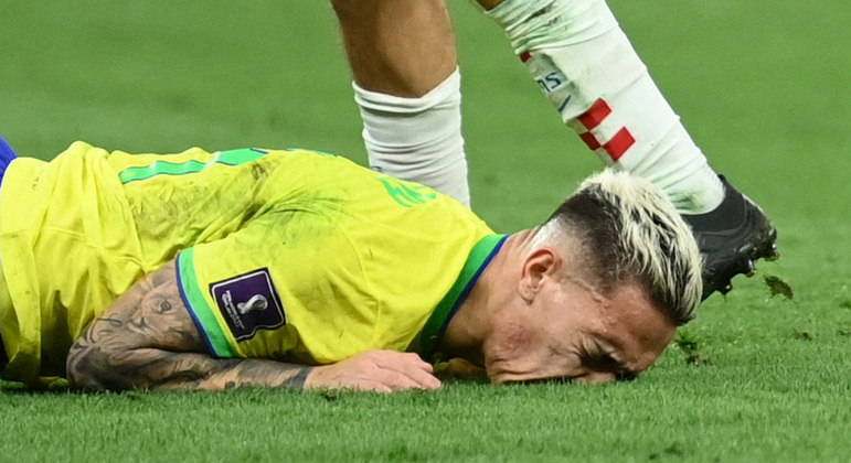 Brasil, de Antony, terminou com a cara no chão na derrota para a Croácia