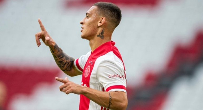 Antony: O jovem atacante do Ajax e da seleção brasileira, pode vestir a camisa do Manchester United na próxima temporada, segundo o "The Express". O atleta é peça chave de Erik ten Hag, comandante da equipe holandesa e que assumirá os Red Devils