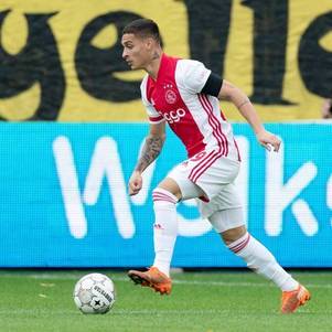 Antony conduz bola em partida pelo Ajax, da Holanda