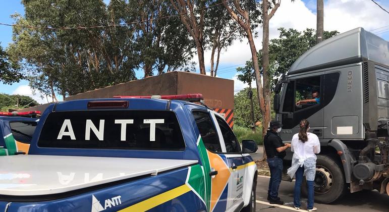 ANTT faz campanha de prevenção ao coronavírus entre
 caminhoneiros