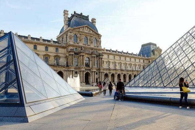 Anualmente, o portal The Art Newspaper elabora um levantamento dos 100 museus mais populares do mundo. Na edição de 2022, como tem ocorrido nas últimas edições, o Louvre ocupou a primeira colocação de forma unânime.