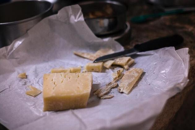 Ao comparar o valor de sódio informado pelos fabricantes na tabela nutricional, a Proteste revelou inconformidades nos quatro tipos de queijo examinados em relação às regulamentações estabelecidas pela legislação brasileira.