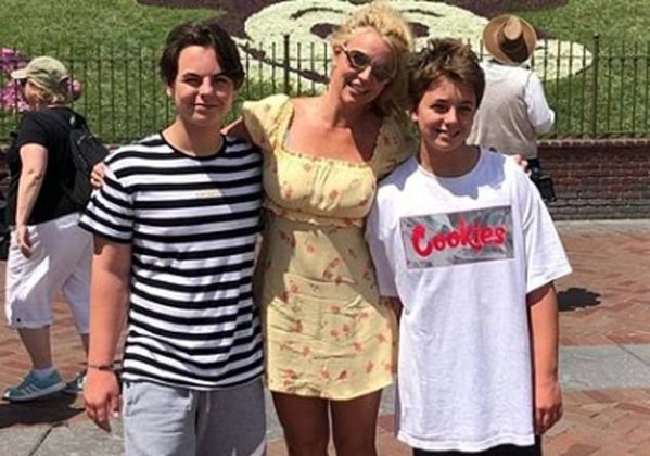 Ao contrário da mãe, os dois adolescentes preferem levar uma vida mais discreta. Em março, ela falou que eles não precisam mais dela (mas não especificou se foi financeira ou carinhosamente). Britney revelou ainda que eles pediram para ela não postar mais fotos com os filhos. 