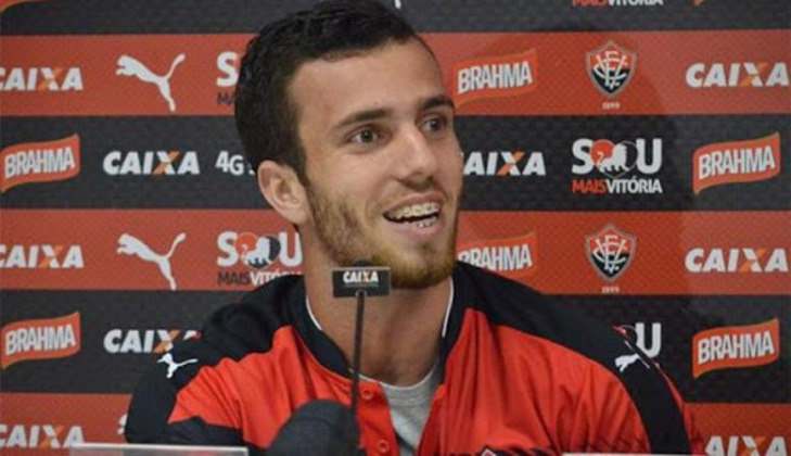 Ao contrário de Tiago, o meia Serginho trocou o nome do Vitória pelo do Bahia na sua apresentação no Leão em 2016.  