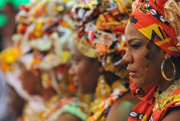 Ao destacar a consciência racial, grupos como Ilê Aiyê e Badauê trouxeram uma influência marcante da cultura afro-brasileira.