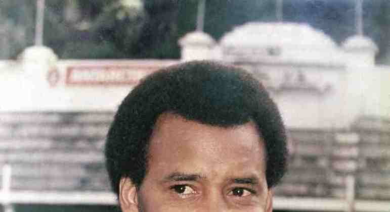 Ao lado de Washington, consagrou uma das mais marcantes duplas do futebol brasileiro. Entre 1983 e 1987, o atacante marcou 55 gols em 179 jogos e é lembrado como um dos principais nomes do Fluminense da época. Por duas edições seguidas (1983 e 1984), Assis deu ao Tricolor o título carioca sobre o Flamengo, o que lhe conferiu a alcunha de Carrasco do rival. Também conquistou o Campeonato Brasileiro de 1984 e o Carioca de 1985.