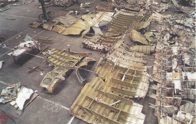 Ao longo da história, atentados terroristas na aviação civil têm causado tragédias com grande número de vítimas. São crimes que envolvem guerras políticas, econômicas e religiosas, espionagens e conspirações, em que as investigações avançam por diversos caminhos. Na foto, destroços do avião que caiu em Lockerbie. 
