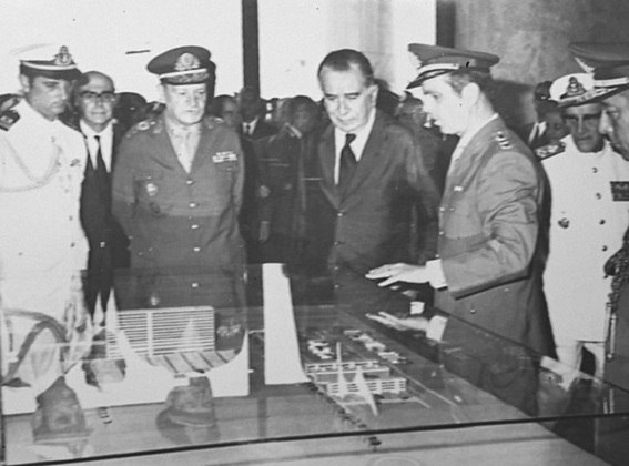 Ao longo de 21 anos, o Brasil foi presidido pelos militares Humberto Castello Branco (1964-1967), Marechal Costa e Silva (1967-1969), General Emílio Garrastazu Médici (1969-1974), General Ernesto Geisel (1974-1979) e General João Baptista Figueiredo (1979-1985).