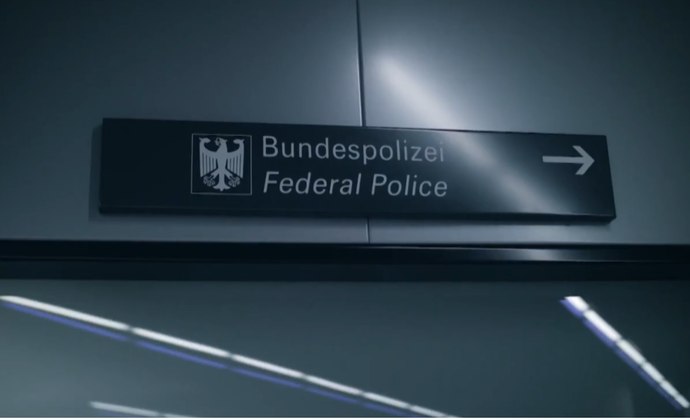 Ao saberem da questão das malas, elas explicaram à Polícia Federal da Alemanha que aquelas bagagens não eram delas. Mas a polícia não acreditou. 