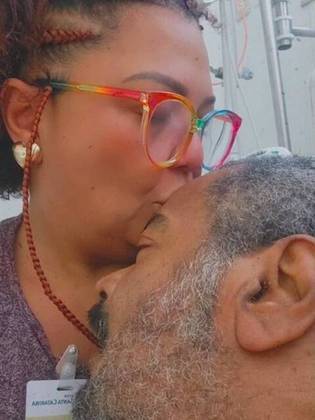 Ao visitar o músico no hospital, no dia 6 de julho, a empresária publicou fotos beijando a testa do cantor e escreveu: “o nosso amor vai além do meu querer. Transcende a matéria. É da alma e do espírito.”