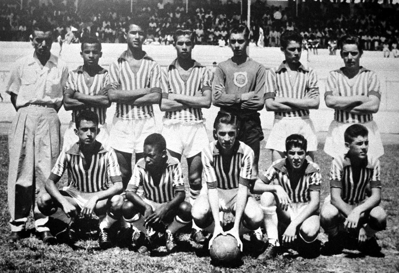 Aos 14 anos, Pelé (embaixo, olhando para o lado) foi campeão invicto pelo Baquinho