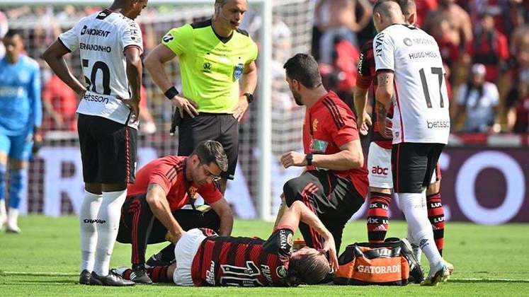 Aos 19 minutos do primeiro tempo, uma baixa no Flamengo: Filipe Luís sente lesão e deixa o jogo, Ayrton Lucas entra em seu lugar.