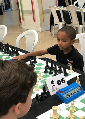 Álvaro em aula de xadrez no Rio