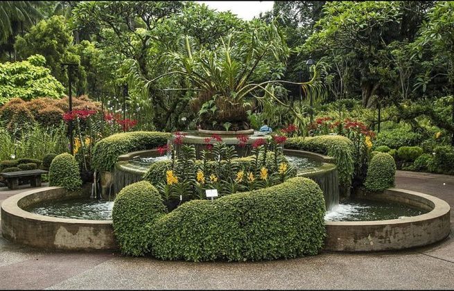 Aos poucos, Singapura também foi se tornando um destino turístico popular, com atrações famosas como o Jardim Botânico de Singapura (foto), o Zoológico de Singapura e a Marina Bay Sands.