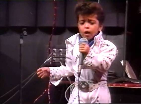 Aos quatro anos de idade, o cantor havaiano imitava o “Rei do Rock” semanalmente em suas apresentações, o que o fez ficar notadamente conhecido na ilha.