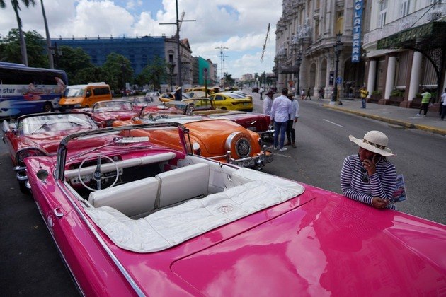 O setor chave do turismo ainda sofre. Os turistas dos EUA estão tendo dificuldades para chegar a Cuba por causa das restrições impostas pelo governo às viagens à ilha, enquanto outros visitantes estão cautelosos devido à crise e aos protestos do ano passado. Foram cerca de 700 mil visitantes estrangeiros no ano até junho, bem abaixo do que é necessário para atingir a meta de 2,5 milhões para o ano